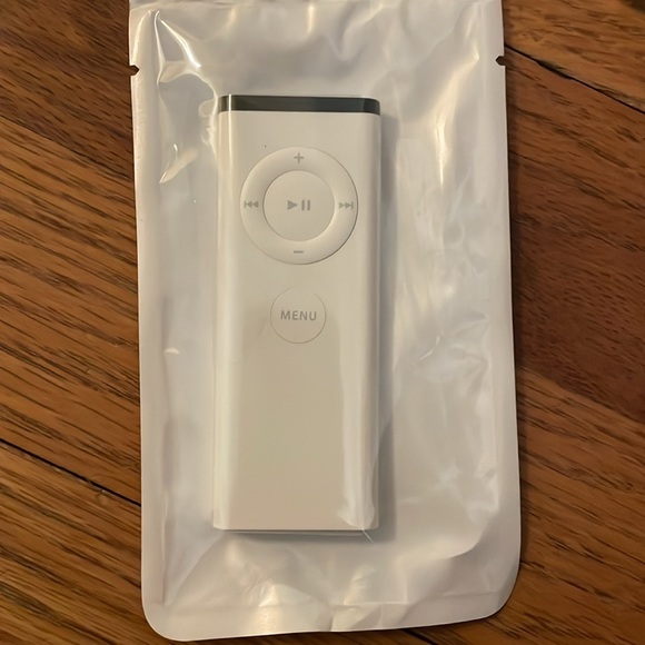 Apple White Remote Control, cables and plugs - Picture 2 of 11